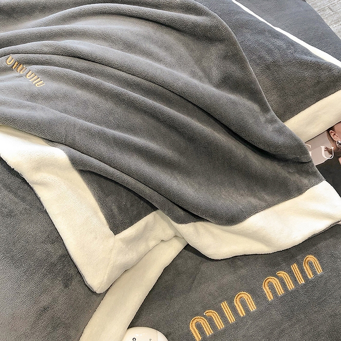 91家纺网 家纺一手货源 找家纺 懒猫家纺 2025新款牛奶绒刺绣四件套-贝利 贝利-高级灰