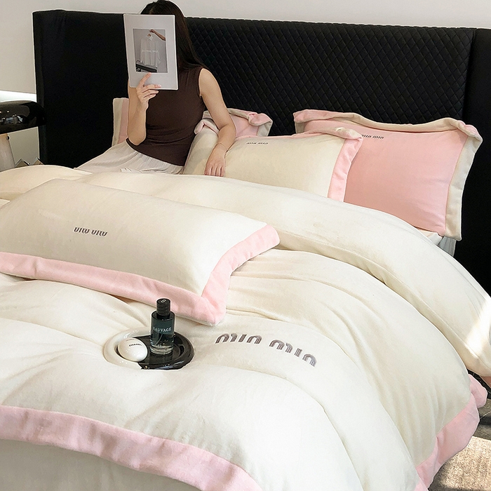 懒猫家纺 2025新款牛奶绒刺绣四件套-贝利 贝利-奶昔白粉