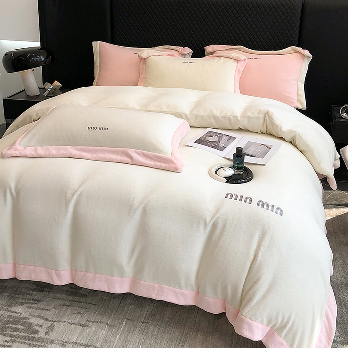 91家纺网 家纺一手货源 找家纺 懒猫家纺 2025新款牛奶绒刺绣四件套-贝利 贝利-奶昔白粉