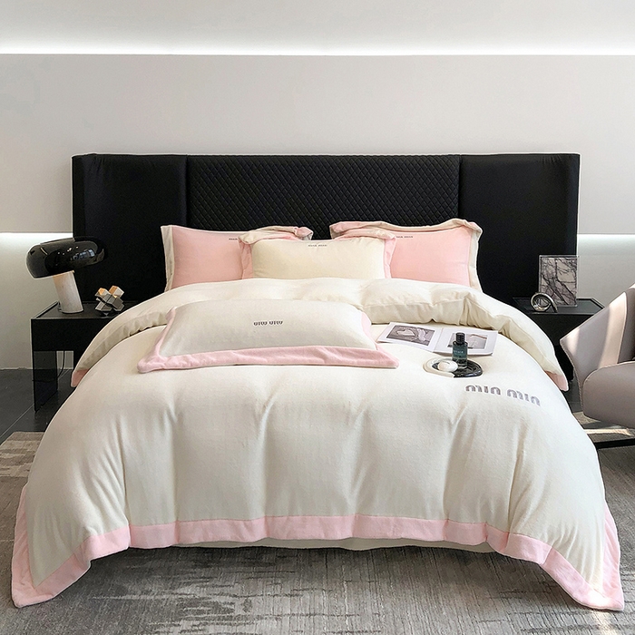 91家纺网 家纺一手货源 找家纺 懒猫家纺 2025新款牛奶绒刺绣四件套-贝利 贝利-奶昔白粉