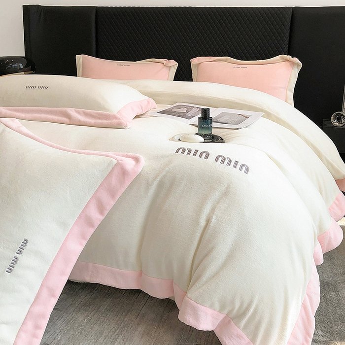 91家纺网 家纺一手货源 找家纺 懒猫家纺 2025新款牛奶绒刺绣四件套-贝利 贝利-奶昔白粉