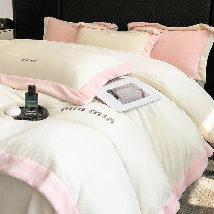 91家纺网 家纺一手货源 找家纺 懒猫家纺 2025新款牛奶绒刺绣四件套-贝利 贝利-奶昔白粉