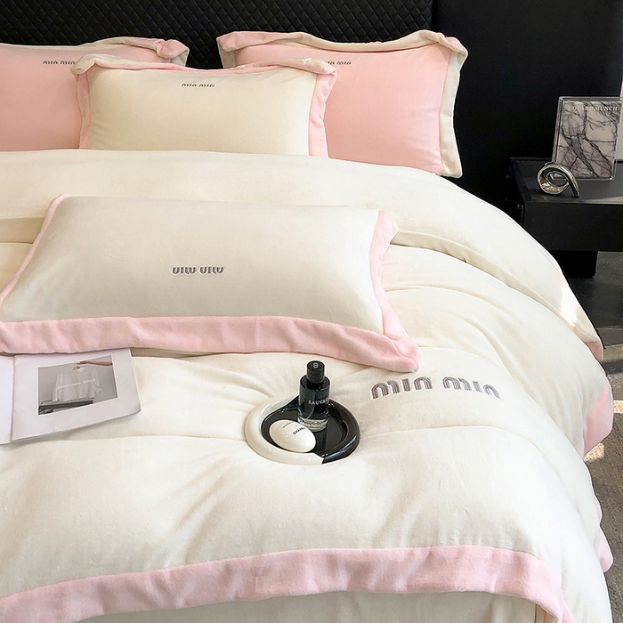 91家纺网 家纺一手货源 找家纺 懒猫家纺 2025新款牛奶绒刺绣四件套-贝利 贝利-奶昔白粉