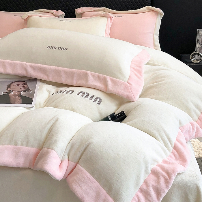 91家纺网 家纺一手货源 找家纺 懒猫家纺 2025新款牛奶绒刺绣四件套-贝利 贝利-奶昔白粉