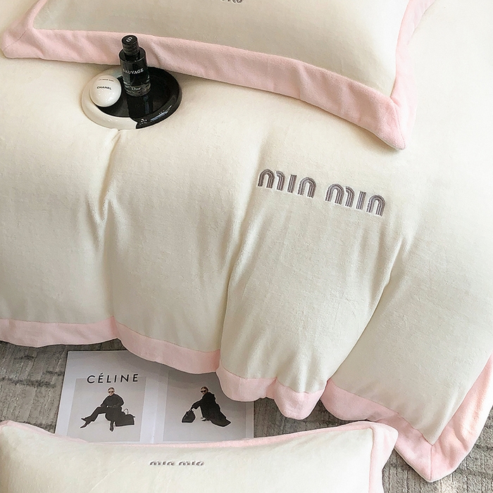 91家纺网 家纺一手货源 找家纺 懒猫家纺 2025新款牛奶绒刺绣四件套-贝利 贝利-奶昔白粉