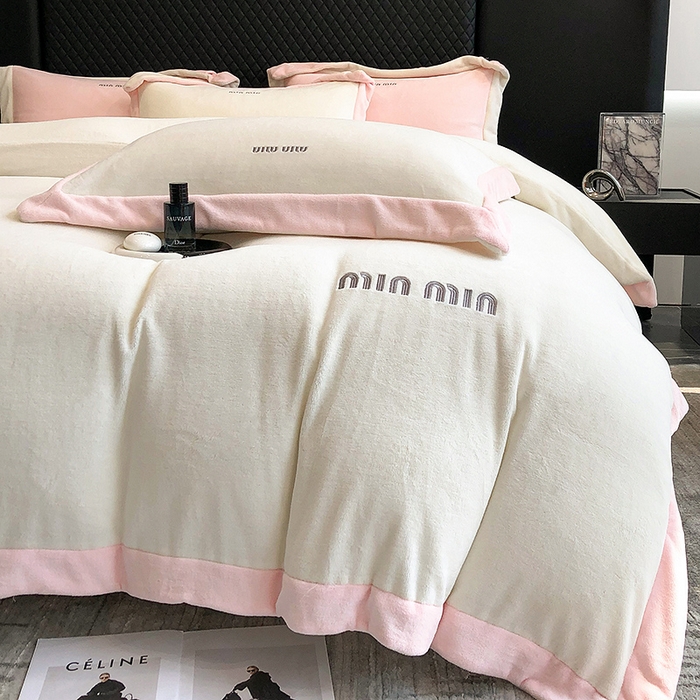 91家纺网 家纺一手货源 找家纺 懒猫家纺 2025新款牛奶绒刺绣四件套-贝利 贝利-奶昔白粉