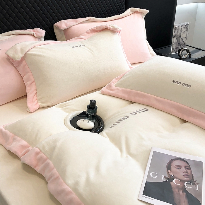 91家纺网 家纺一手货源 找家纺 懒猫家纺 2025新款牛奶绒刺绣四件套-贝利 贝利-奶昔白粉