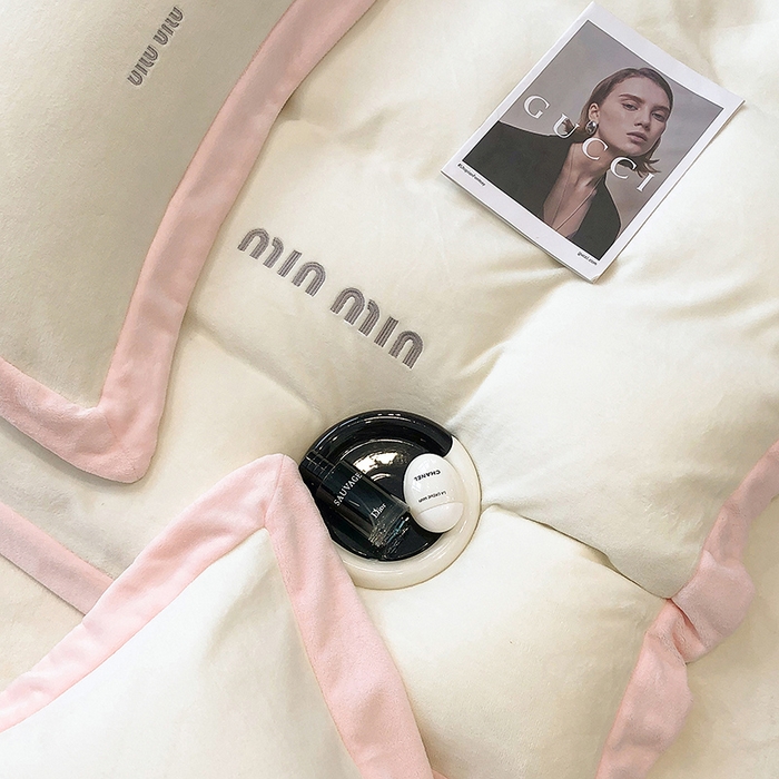 91家纺网 家纺一手货源 找家纺 懒猫家纺 2025新款牛奶绒刺绣四件套-贝利 贝利-奶昔白粉