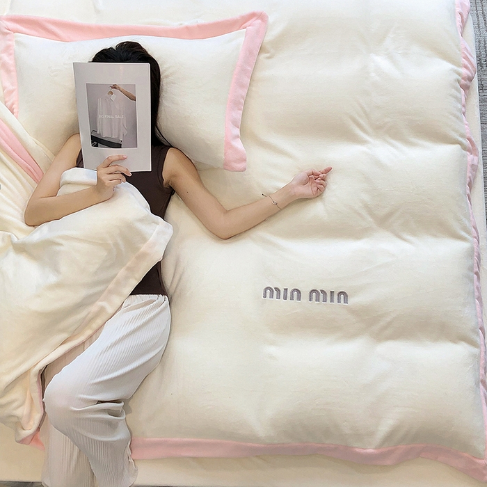 91家纺网 家纺一手货源 找家纺 懒猫家纺 2025新款牛奶绒刺绣四件套-贝利 贝利-奶昔白粉