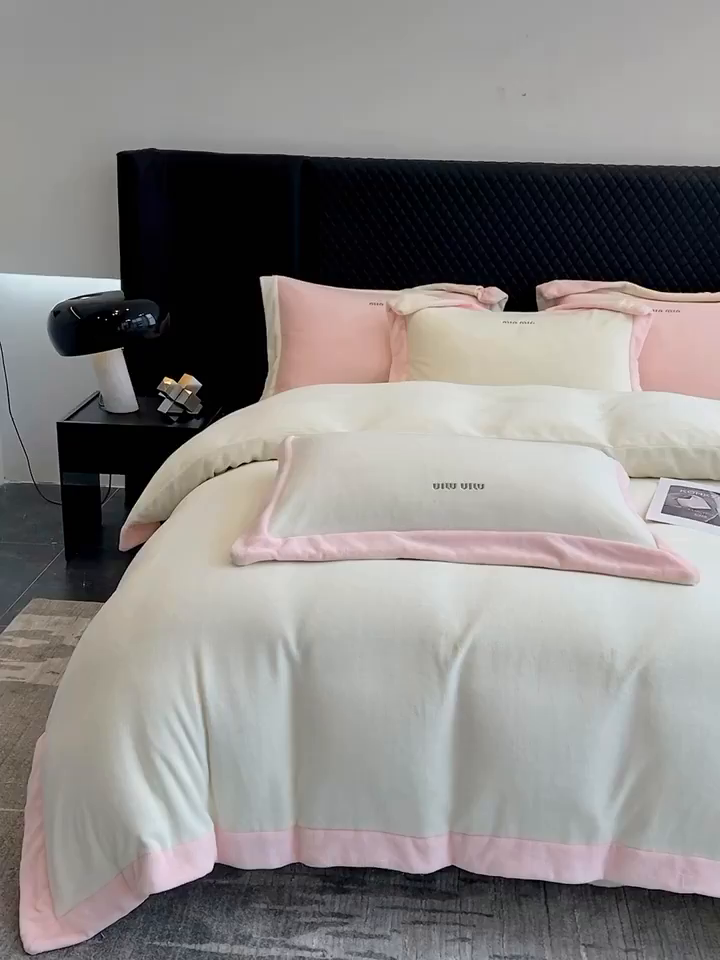 91家纺网 家纺一手货源 找家纺 懒猫家纺 2025新款牛奶绒刺绣四件套-贝利 贝利-奶昔白粉