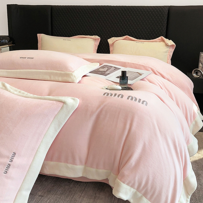 91家纺网 家纺一手货源 找家纺 懒猫家纺 2025新款牛奶绒刺绣四件套-贝利 贝利-甜心粉