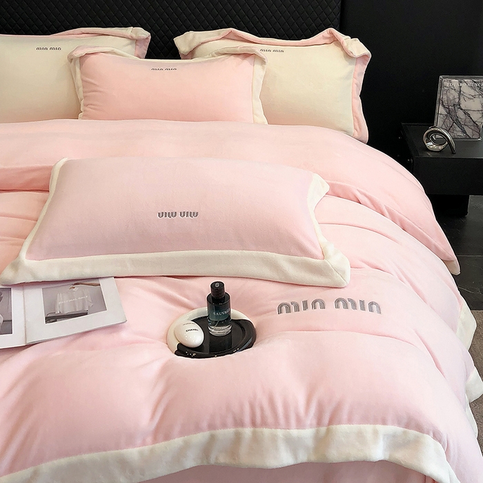 91家纺网 家纺一手货源 找家纺 懒猫家纺 2025新款牛奶绒刺绣四件套-贝利 贝利-甜心粉