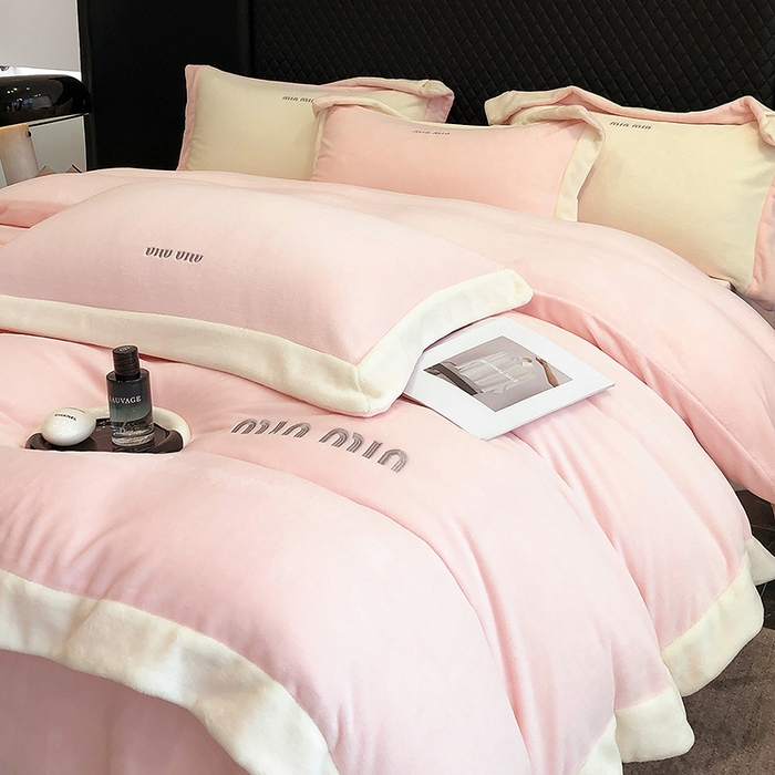 91家纺网 家纺一手货源 找家纺 懒猫家纺 2025新款牛奶绒刺绣四件套-贝利 贝利-甜心粉