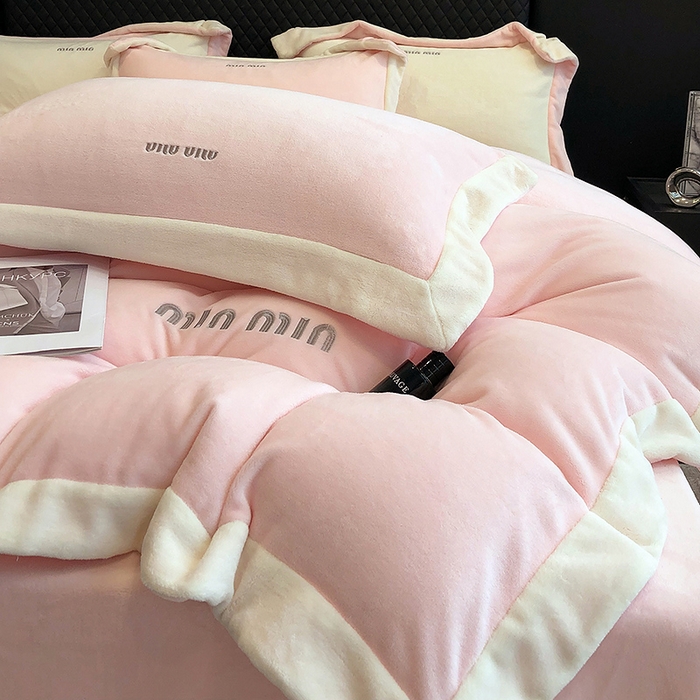 91家纺网 家纺一手货源 找家纺 懒猫家纺 2025新款牛奶绒刺绣四件套-贝利 贝利-甜心粉