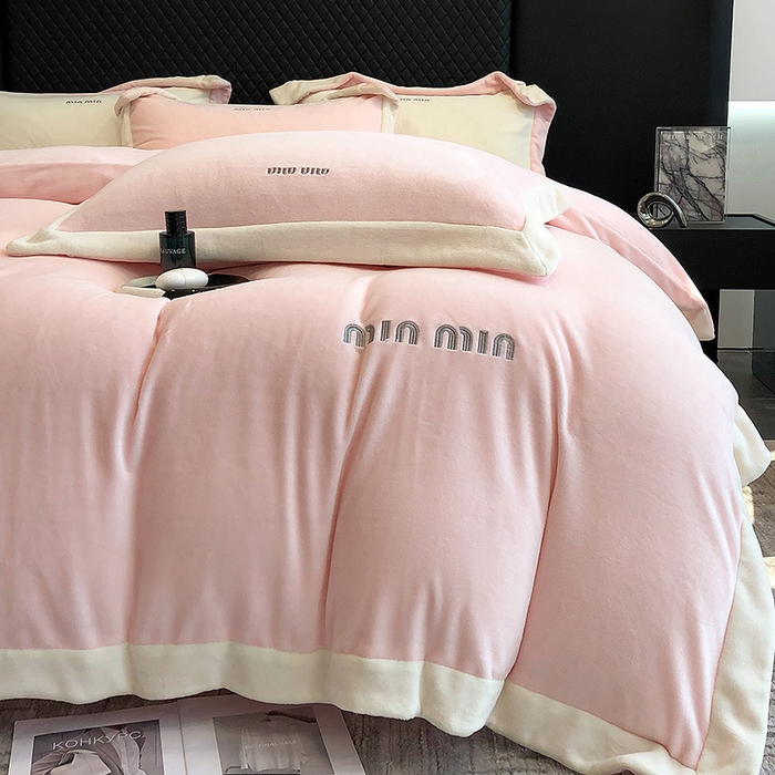 91家纺网 家纺一手货源 找家纺 懒猫家纺 2025新款牛奶绒刺绣四件套-贝利 贝利-甜心粉