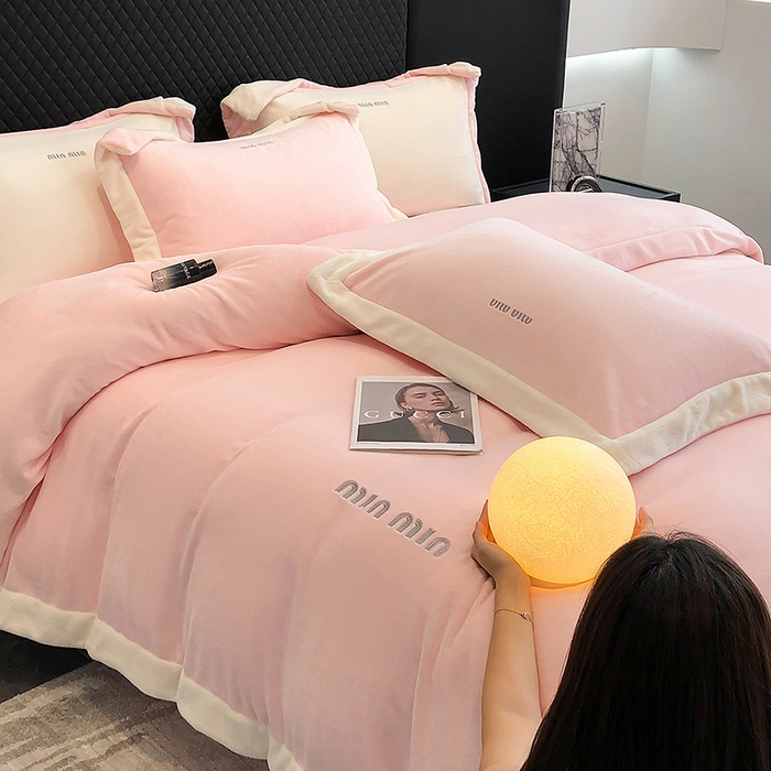 91家纺网 家纺一手货源 找家纺 懒猫家纺 2025新款牛奶绒刺绣四件套-贝利 贝利-甜心粉