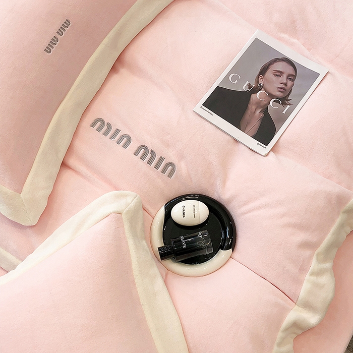 91家纺网 家纺一手货源 找家纺 懒猫家纺 2025新款牛奶绒刺绣四件套-贝利 贝利-甜心粉