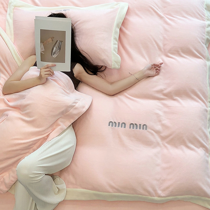 91家纺网 家纺一手货源 找家纺 懒猫家纺 2025新款牛奶绒刺绣四件套-贝利 贝利-甜心粉