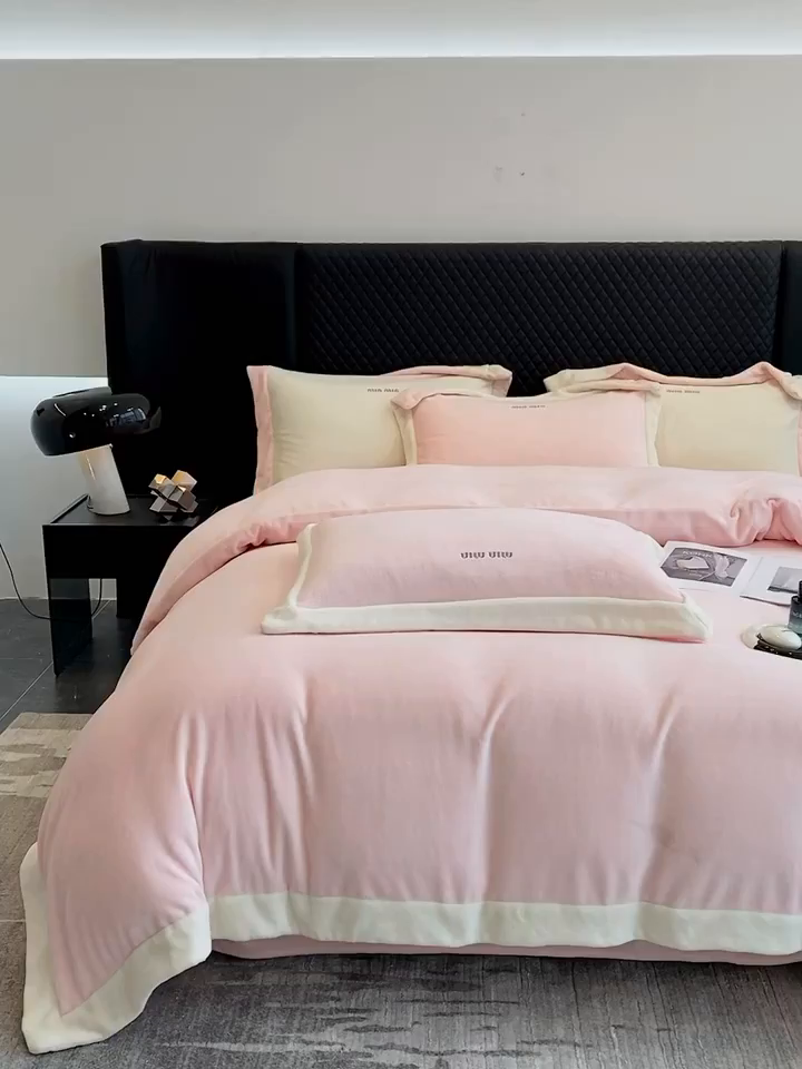 91家纺网 家纺一手货源 找家纺 懒猫家纺 2025新款牛奶绒刺绣四件套-贝利 贝利-甜心粉