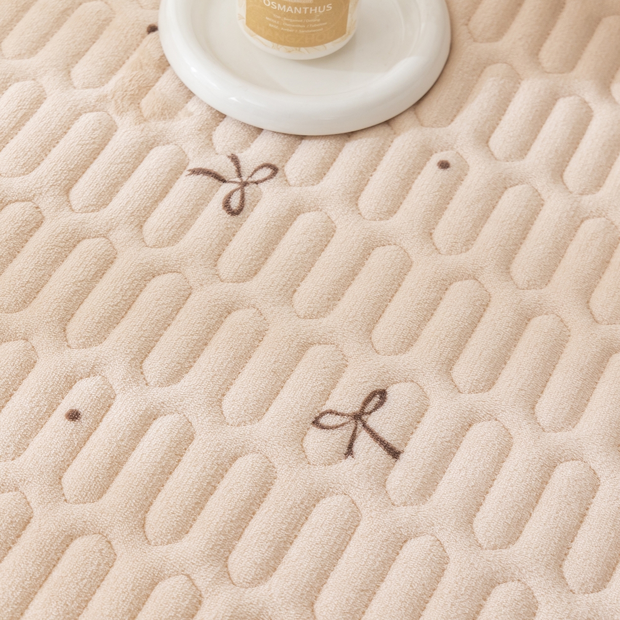 91家纺网 家纺一手货源 找家纺 美优兰 2025秋冬新款牛奶绒榻榻米垫床盖（可定制）如意结