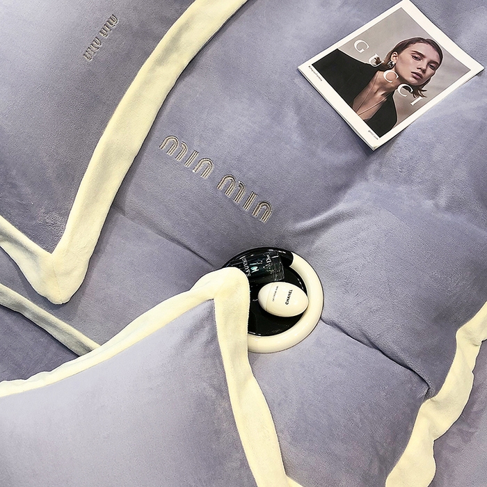 91家纺网 家纺一手货源 找家纺 懒猫家纺 2025新款牛奶绒刺绣四件套-贝利 贝利-薰衣草紫