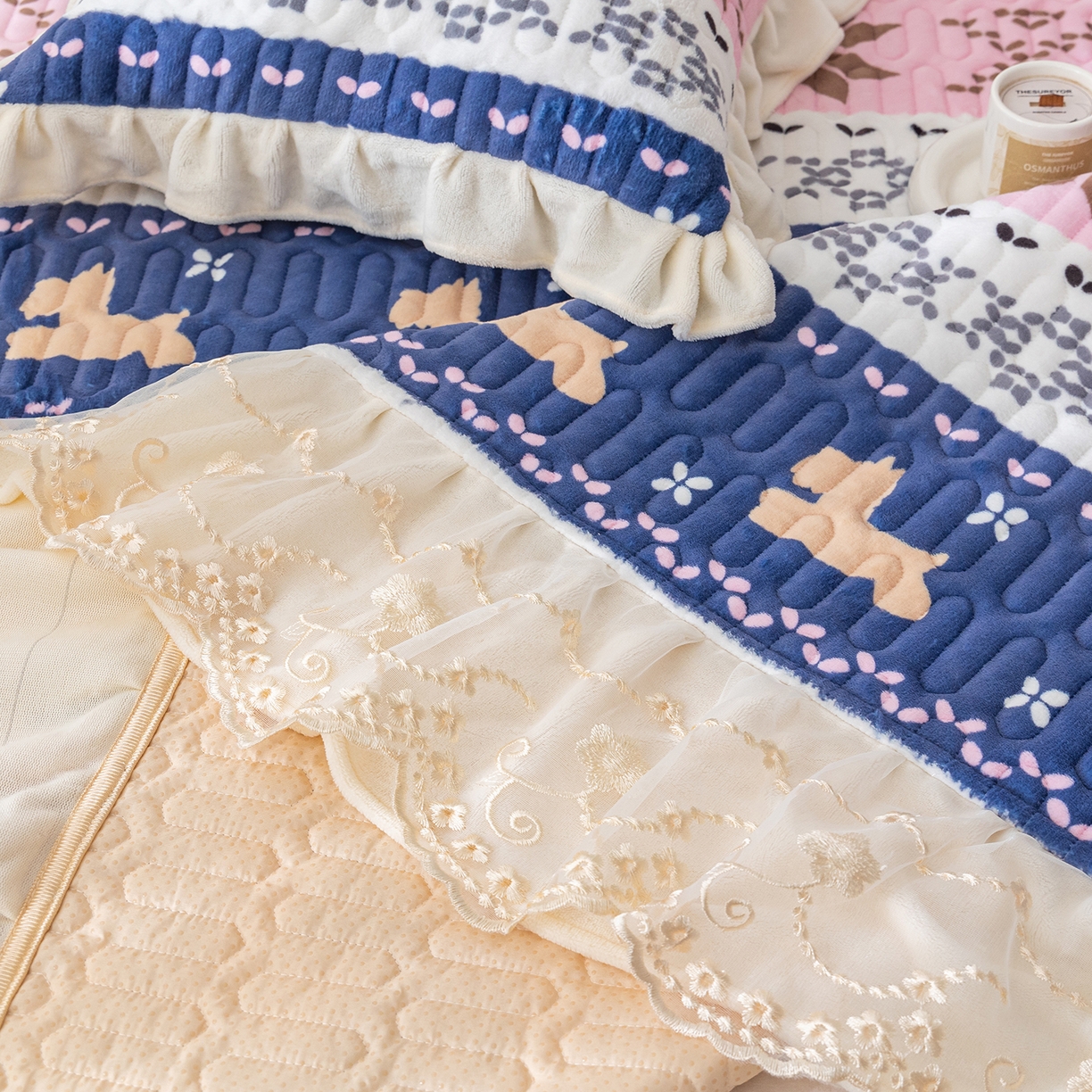 91家纺网 家纺一手货源 找家纺 美优兰 2025秋冬新款牛奶绒榻榻米垫床盖（可定制）圣诞叶