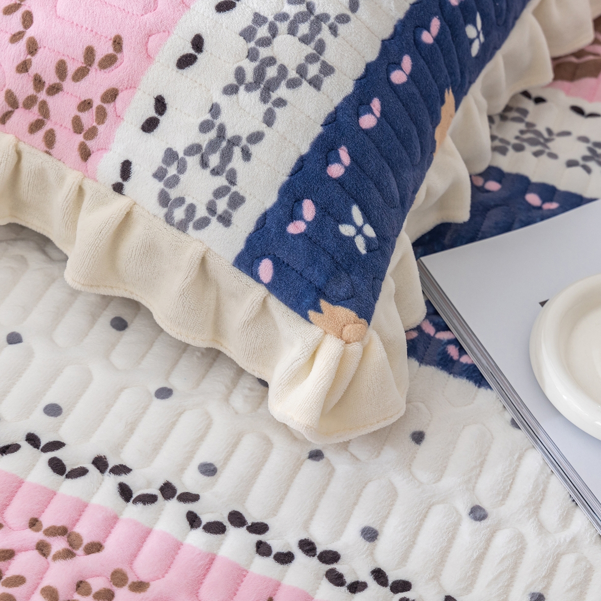 91家纺网 家纺一手货源 找家纺 美优兰 2025秋冬新款牛奶绒榻榻米垫床盖（可定制）圣诞叶