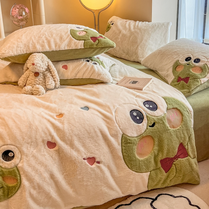 91家纺网 家纺一手货源 找家纺 懒猫家纺 2025新款兔毛绒贴布绣四件套 大眼蛙