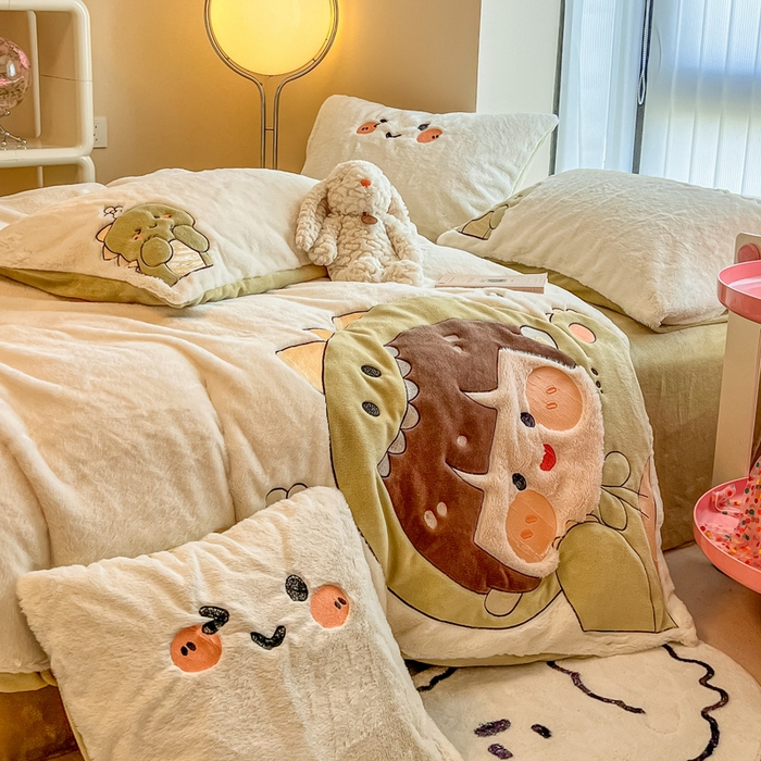 91家纺网 家纺一手货源 找家纺 懒猫家纺 2025新款兔毛绒贴布绣四件套 恐龙仔