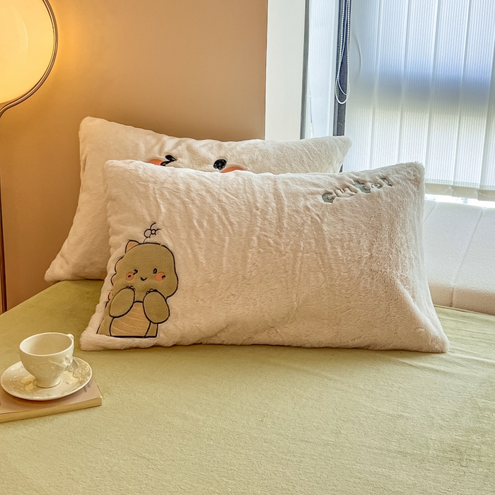 91家纺网 家纺一手货源 找家纺 懒猫家纺 2025新款兔毛绒贴布绣四件套 恐龙仔