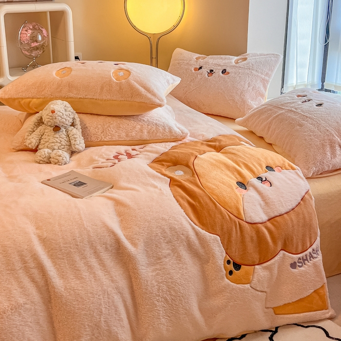 91家纺网 家纺一手货源 找家纺 懒猫家纺 2025新款兔毛绒贴布绣四件套 小辛巴