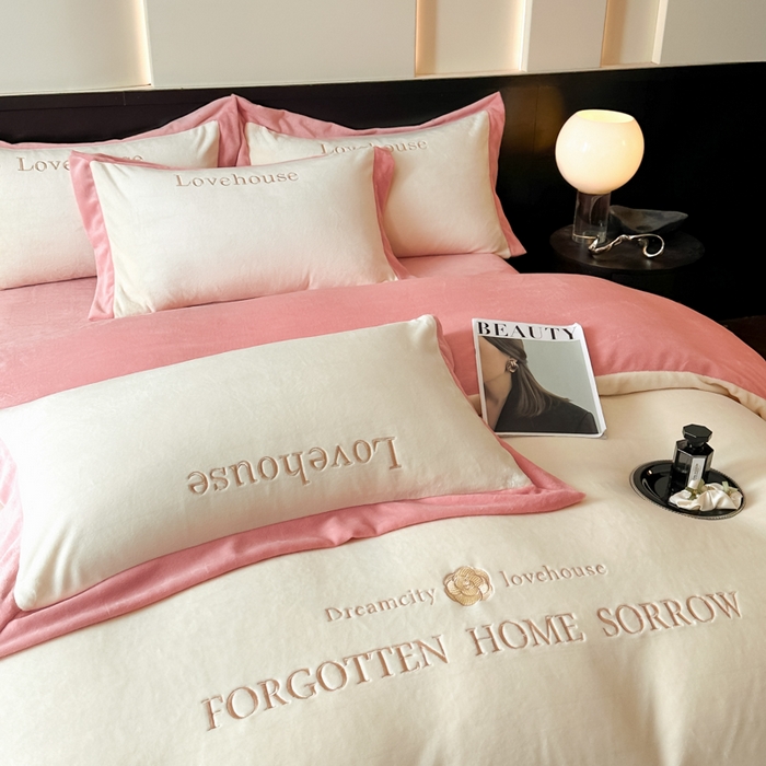 91家纺网 家纺一手货源 找家纺 （总）涵美人家纺 2025新款秋冬牛奶绒加厚保暖四件套刺绣拼角四件套-倾城系列