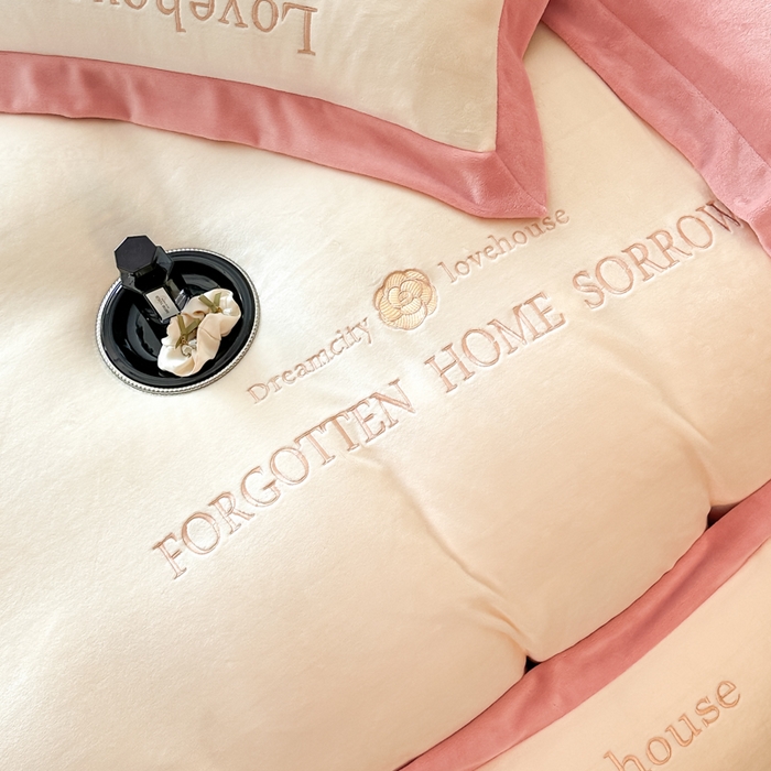 91家纺网 家纺一手货源 找家纺 （总）涵美人家纺 2025新款秋冬牛奶绒加厚保暖四件套刺绣拼角四件套-倾城系列