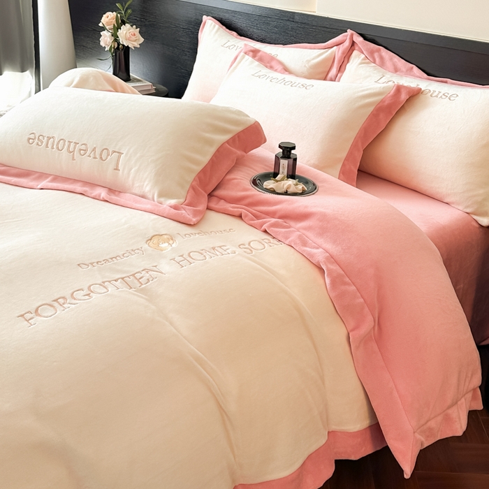 91家纺网 家纺一手货源 找家纺 （总）涵美人家纺 2025新款秋冬牛奶绒加厚保暖四件套刺绣拼角四件套-倾城系列