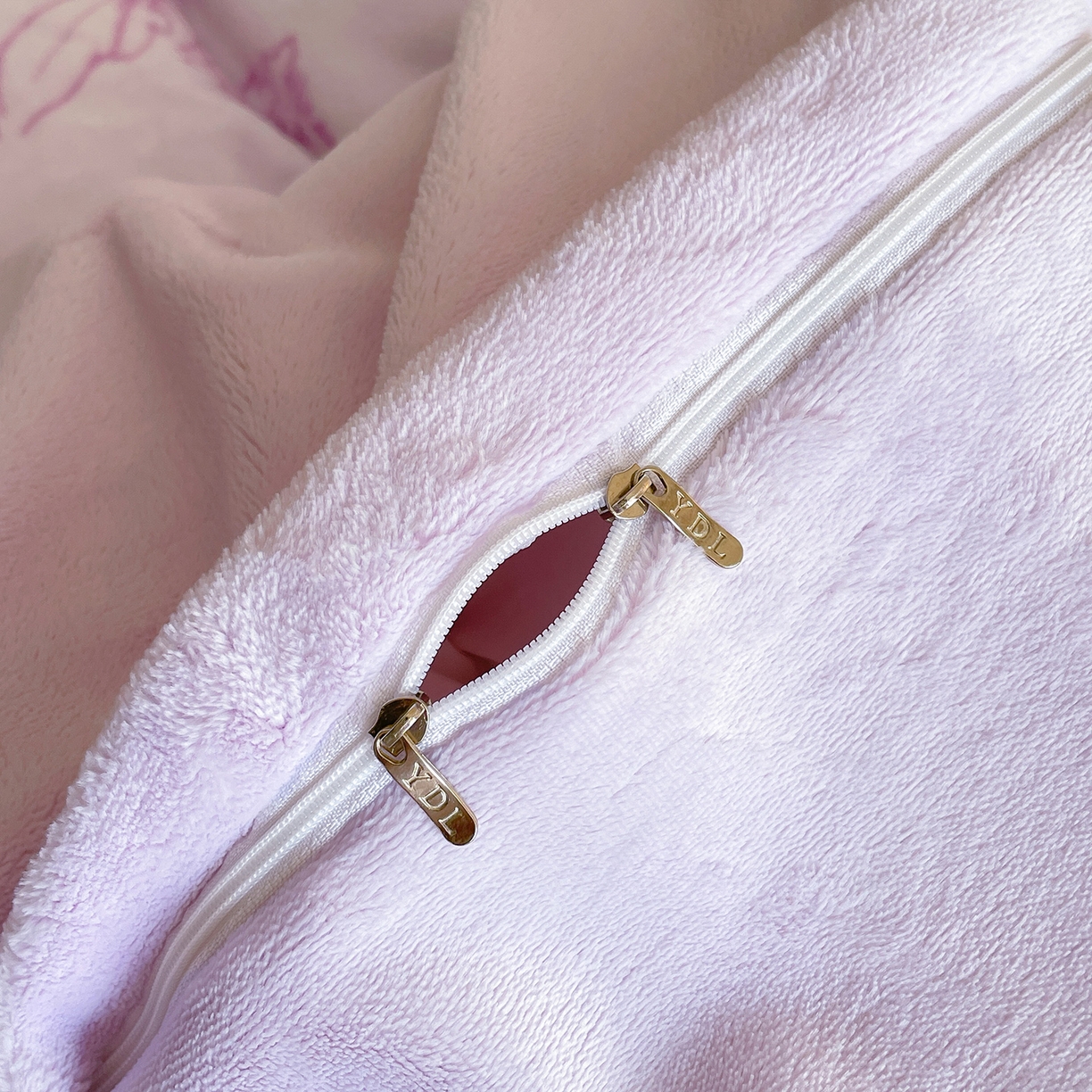 91家纺网 家纺一手货源 找家纺 新方向 2025新款高克重240克A类全消光数码印花牛奶绒四件套-雨蝶 雨蝶-魅紫