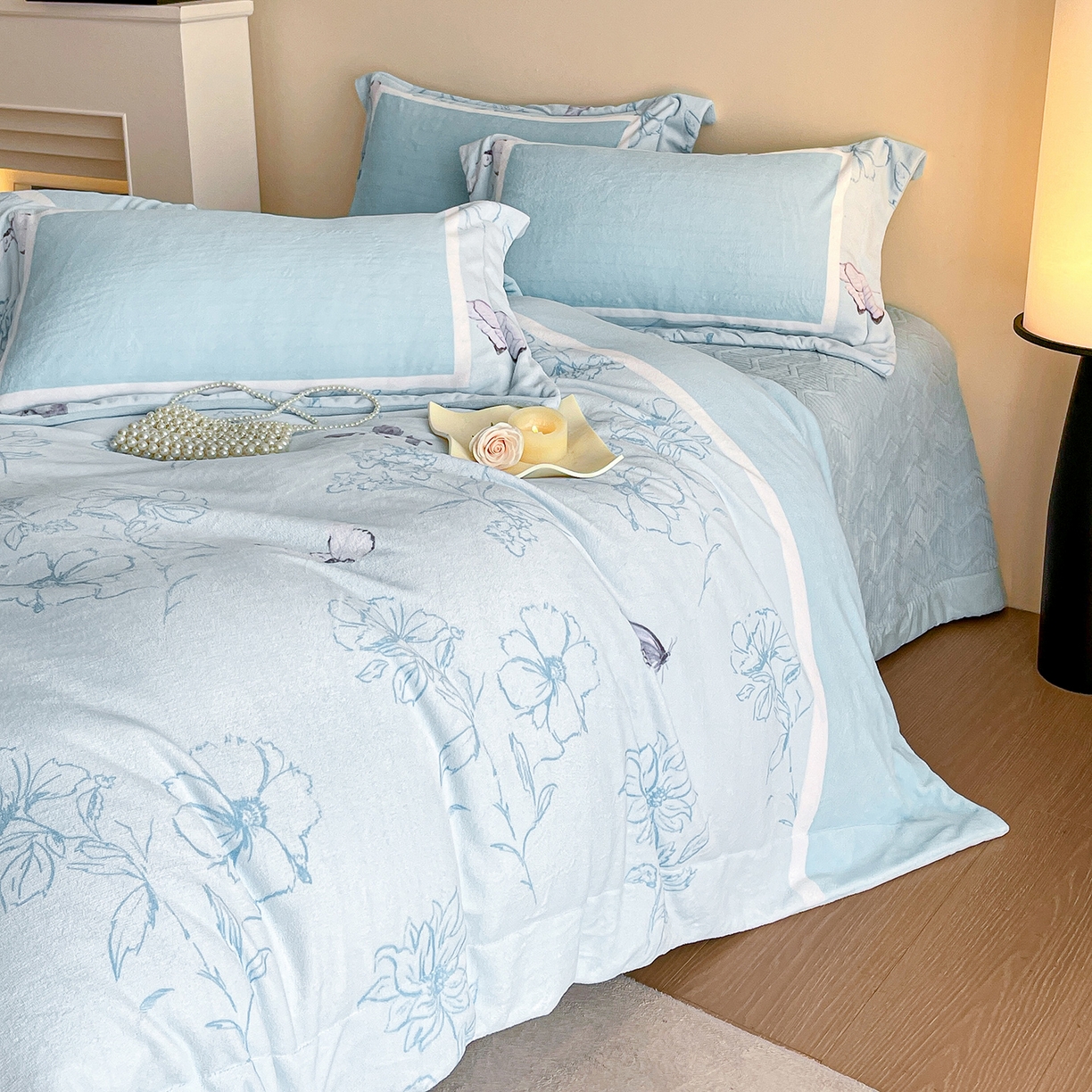 91家纺网 家纺一手货源 找家纺 新方向 2025新款高克重240克A类全消光数码印花牛奶绒四件套-雨蝶 雨蝶-星月蓝