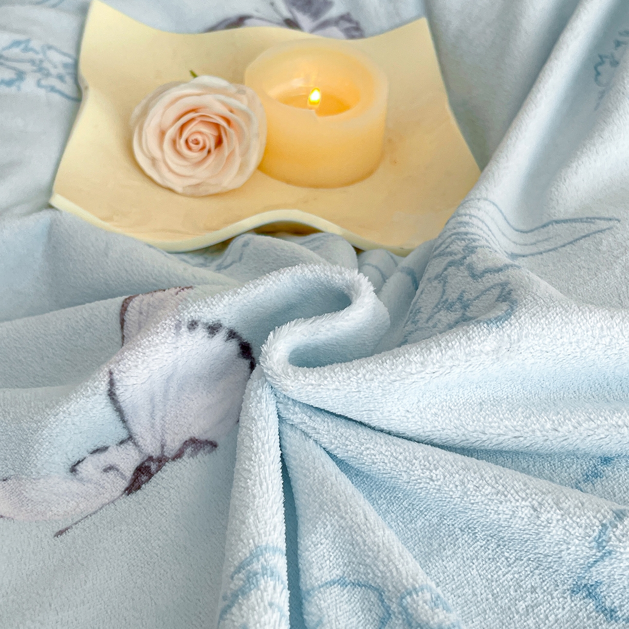 91家纺网 家纺一手货源 找家纺 新方向 2025新款高克重240克A类全消光数码印花牛奶绒四件套-雨蝶 雨蝶-星月蓝