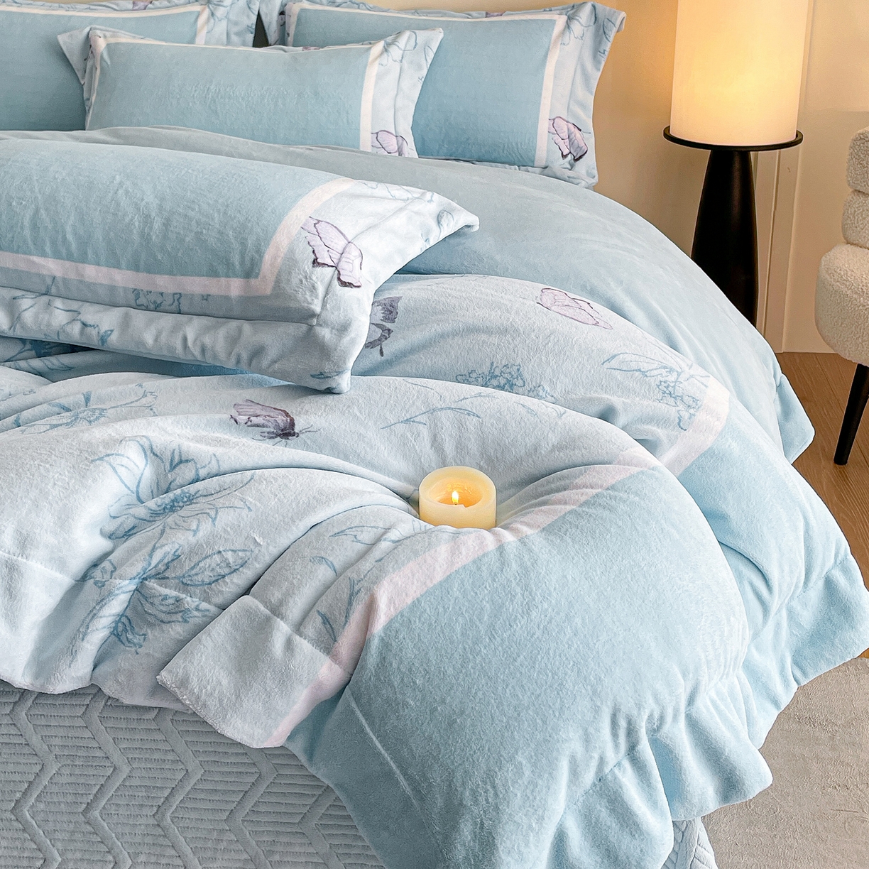 91家纺网 家纺一手货源 找家纺 新方向 2025新款高克重240克A类全消光数码印花牛奶绒四件套-雨蝶 雨蝶-星月蓝