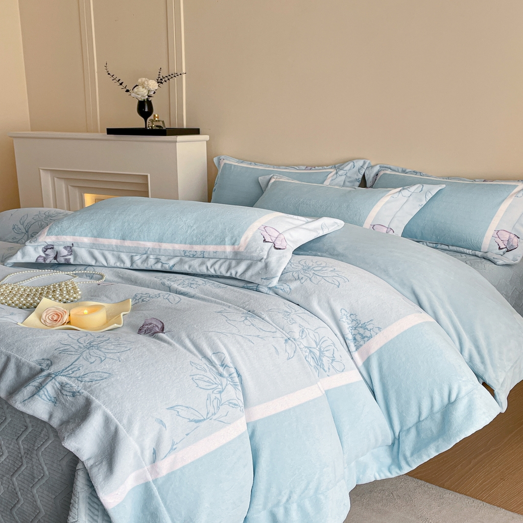 91家纺网 家纺一手货源 找家纺 新方向 2025新款高克重240克A类全消光数码印花牛奶绒四件套-雨蝶 雨蝶-星月蓝