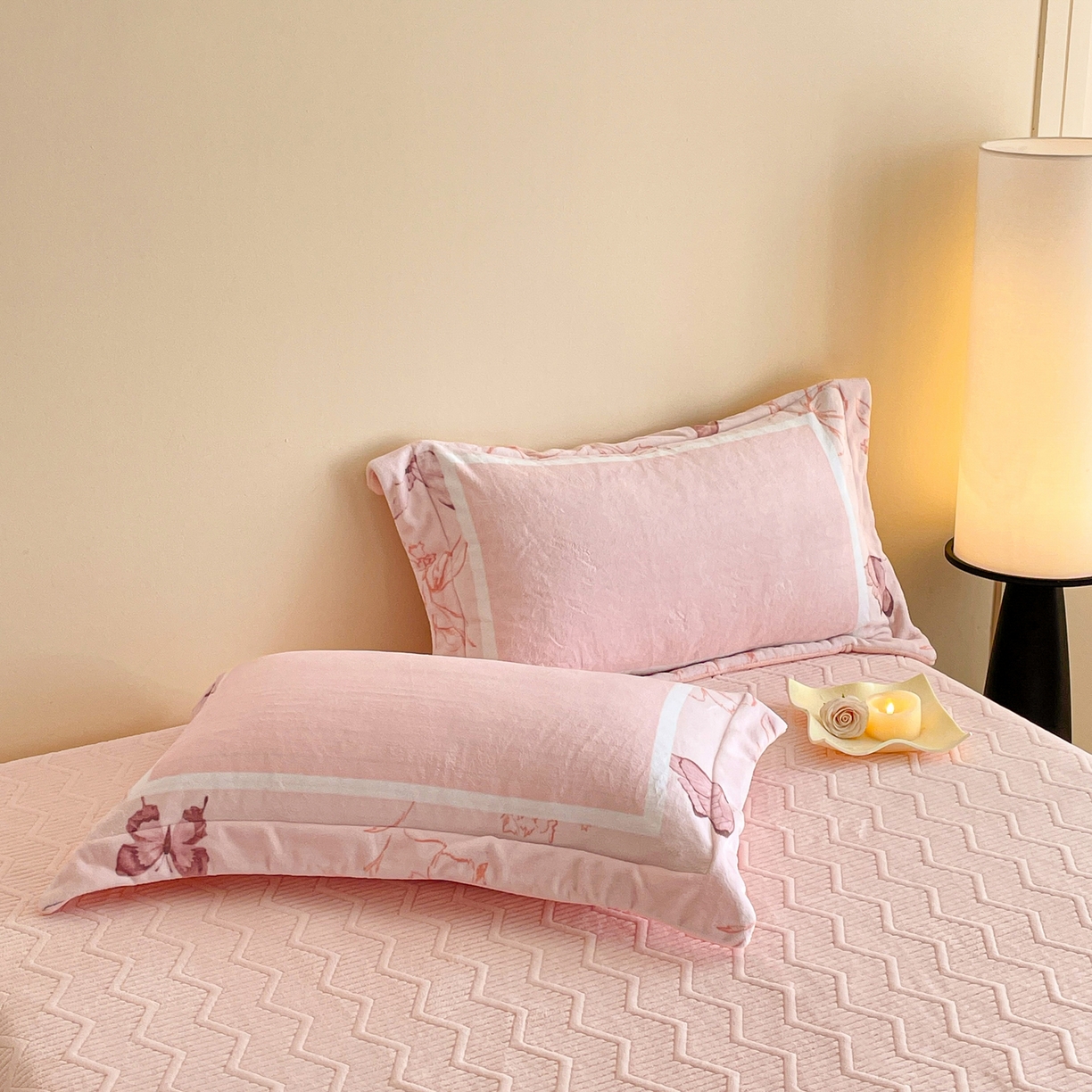 91家纺网 家纺一手货源 找家纺 新方向 2025新款高克重240克A类全消光数码印花牛奶绒四件套-雨蝶 雨蝶-蔷薇粉