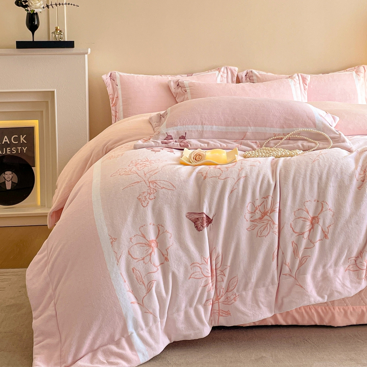 91家纺网 家纺一手货源 找家纺 新方向 2025新款高克重240克A类全消光数码印花牛奶绒四件套-雨蝶 雨蝶-蔷薇粉