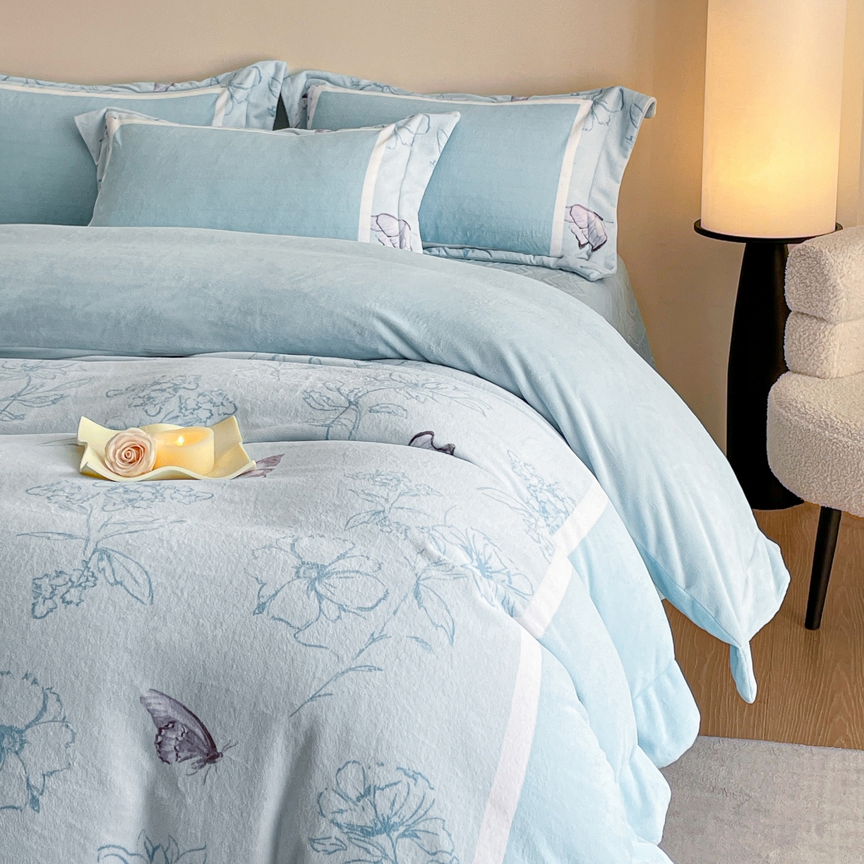 91家纺网 家纺一手货源 找家纺 新方向 2025新款高克重240克A类全消光数码印花牛奶绒四件套-雨蝶 雨蝶-星月蓝