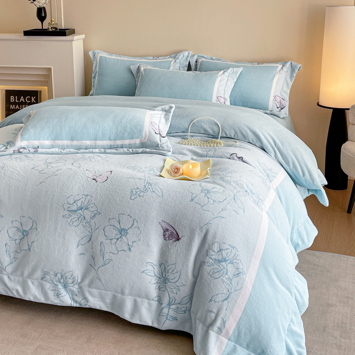 91家纺网 家纺一手货源 找家纺 新方向 2025新款高克重240克A类全消光数码印花牛奶绒四件套-雨蝶 雨蝶-星月蓝