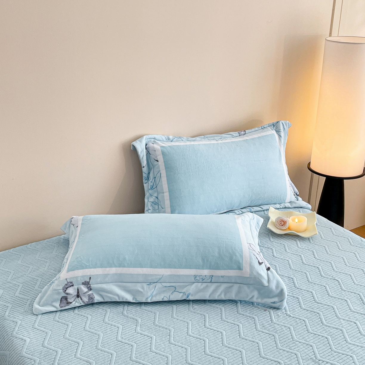 91家纺网 家纺一手货源 找家纺 新方向 2025新款高克重240克A类全消光数码印花牛奶绒四件套-雨蝶 雨蝶-星月蓝