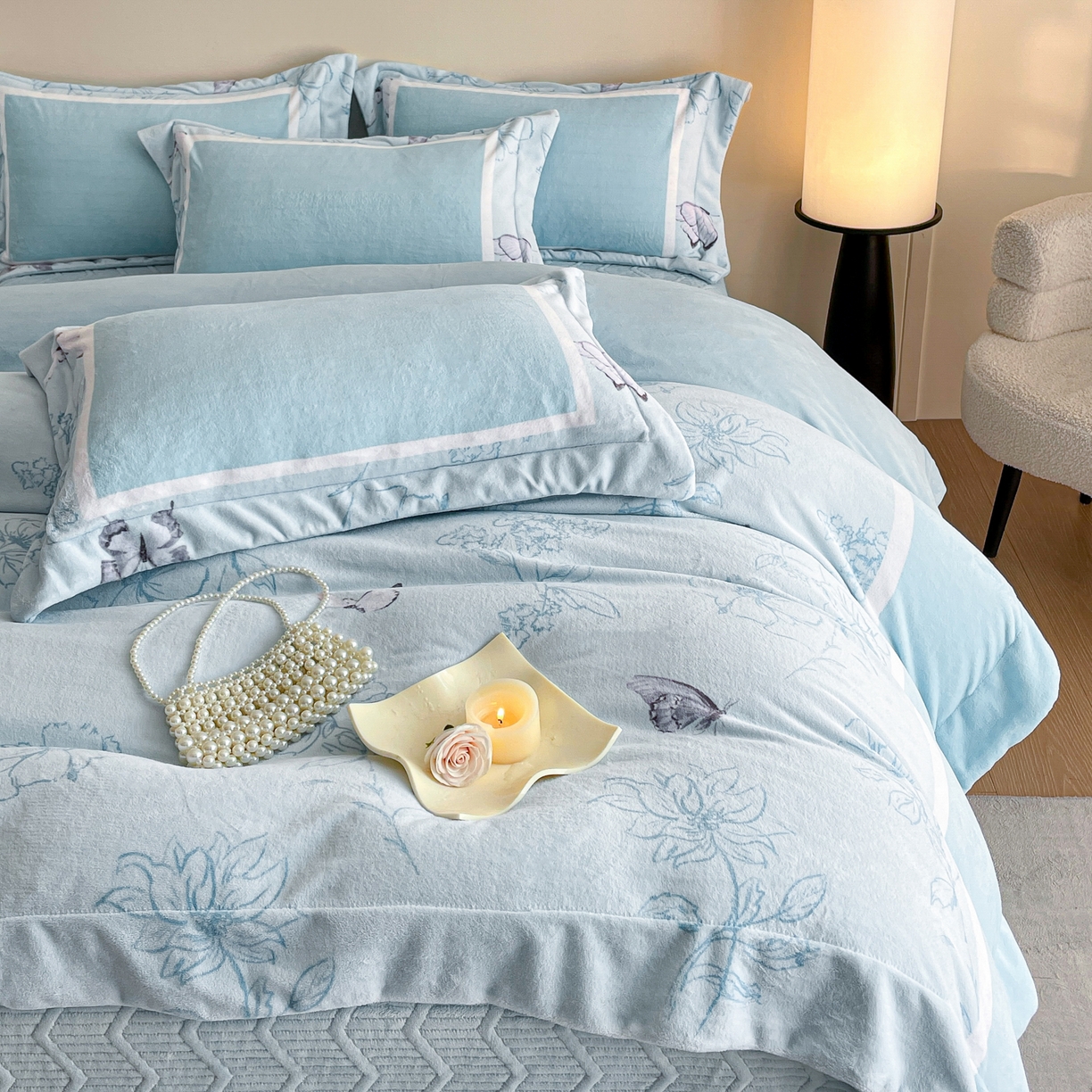 91家纺网 家纺一手货源 找家纺 新方向 2025新款高克重240克A类全消光数码印花牛奶绒四件套-雨蝶 雨蝶-星月蓝