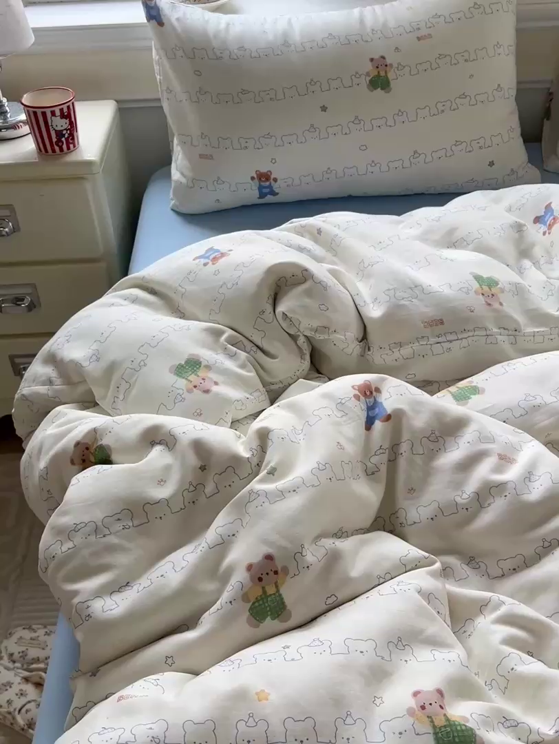 91家纺网 家纺一手货源 找家纺 一比一家纺 2025新款全棉双层纱四件套 假日小熊