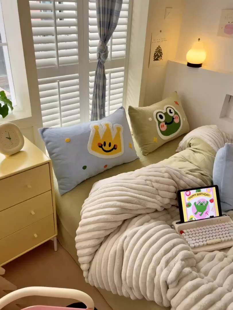 91家纺网 家纺一手货源 找家纺 （总）懒猫家纺 2025新款多巴胺毛巾绣兔毛绒抽条四件套系列