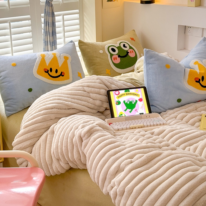 91家纺网 家纺一手货源 找家纺 （总）懒猫家纺 2025新款多巴胺毛巾绣兔毛绒抽条四件套系列