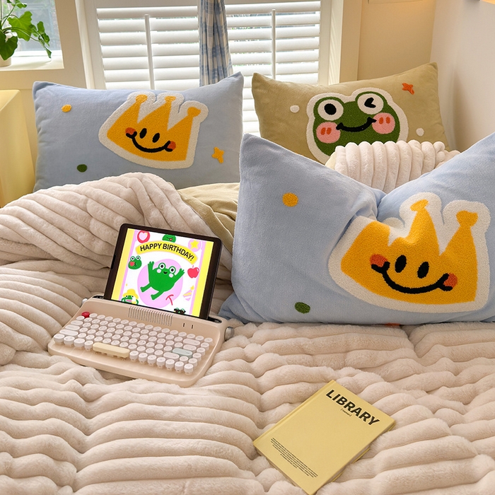 91家纺网 家纺一手货源 找家纺 （总）懒猫家纺 2025新款多巴胺毛巾绣兔毛绒抽条四件套系列