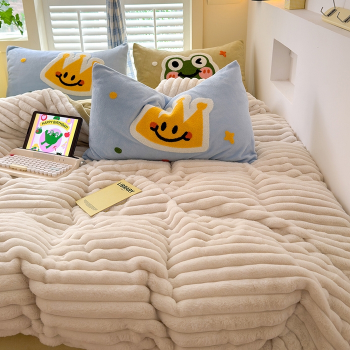 91家纺网 家纺一手货源 找家纺 （总）懒猫家纺 2025新款多巴胺毛巾绣兔毛绒抽条四件套系列